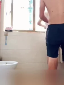 浴室爆操真空美女邻居 用精液给她洗脸 美女说我好变态