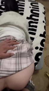 合租房操大一女友隔壁有人不敢叫关注持续更新