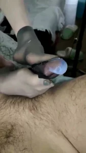 给鸡巴套上娜娜的短黑丝再足交射丝袜里